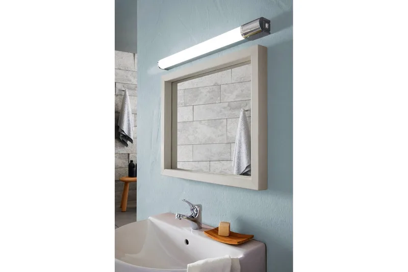 Speilbelysning Eglo Tragacete 1 med Uttak - Hvit/Sølv/Krom - Belysning - Baderomsbelysning