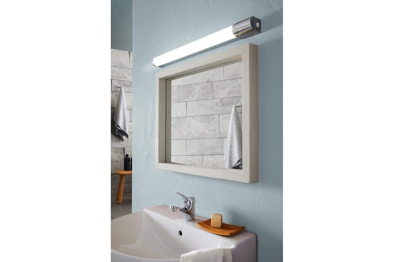 Speilbelysning Eglo Tragacete 1 med Uttak - Hvit/Sølv/Krom - Belysning - Baderomsbelysning