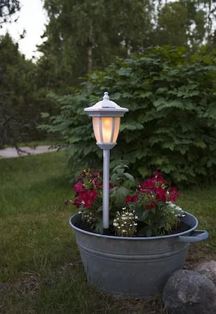 Flame solcellelampe 63 cm - hvit - Belysning - Utebelysning - Solcelle utelys & solcellelamper