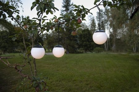 Globus solcelledekorasjon 10 cm - hvit og svart - Belysning - Utebelysning - Solcelle utelys & solcellelamper