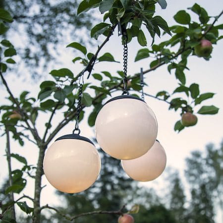 Globus solcelledekorasjon 10 cm - hvit og svart - Belysning - Utebelysning - Solcelle utelys & solcellelamper