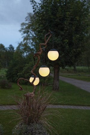 Globus solcelledekorasjon 10 cm - hvit og svart - Belysning - Utebelysning - Solcelle utelys & solcellelamper