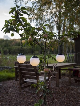 Globus solcelledekorasjon 10 cm - hvit og svart - Belysning - Utebelysning - Solcelle utelys & solcellelamper