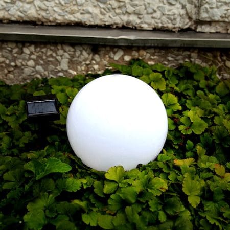 Globus solcelledekorasjon 20 cm - hvit og svart - Belysning - Utebelysning - Solcelle utelys & solcellelamper