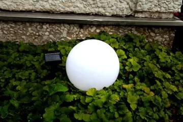 Globus solcelledekorasjon 20 cm - hvit og svart - Belysning - Utebelysning - Solcelle utelys & solcellelamper
