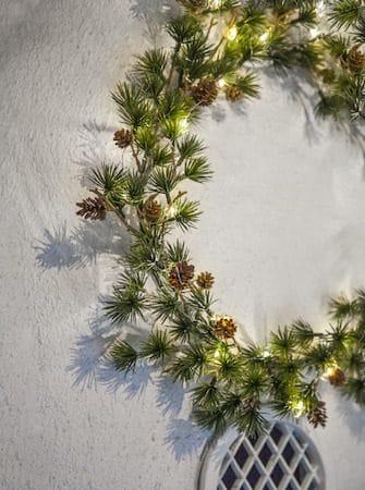 Larix Krans med belysning 40 cm - grønn med brune kongler - Hage - Dyrking & hagearbeid - Planter - Prydplanter - Dørkranser