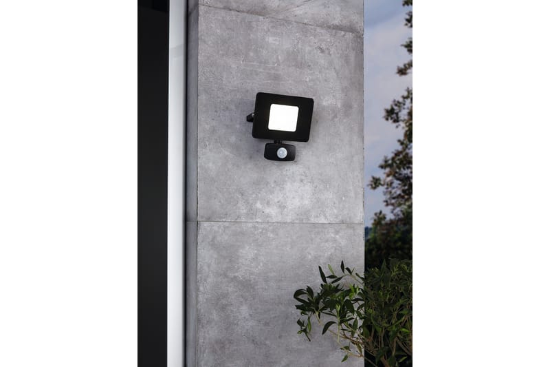Veggstrålkaster Utendørs Eglo Faedo 3 med Sensor 20W, Svart - Svart - Hage - Utemiljø - Entré - Entrébelysning