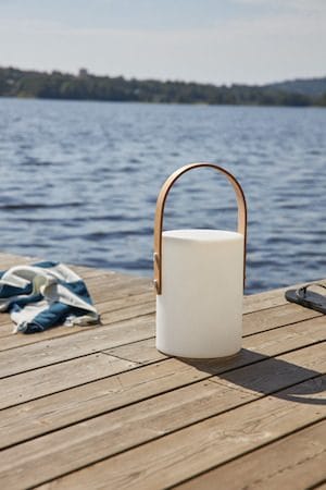 Lucie Lykt 19 cm - hvit med brunt håndtak - Hage - Utemiljø - Hagedekorasjon - Hagefigurer & hagepynt - Utelykt