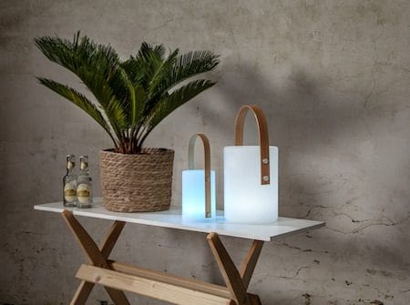 Lucie Lykt 19 cm - hvit med brunt håndtak - Hage - Utemiljø - Hagedekorasjon - Hagefigurer & hagepynt - Utelykt