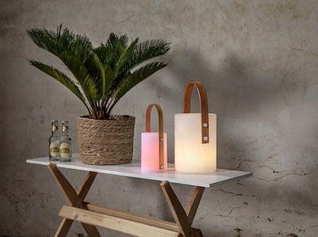 Lucie Lykt 19 cm - hvit med brunt håndtak - Hage - Utemiljø - Hagedekorasjon - Hagefigurer & hagepynt - Utelykt