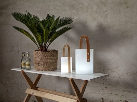 Lucie Lykt 19 cm - hvit med brunt håndtak - Hage - Utemiljø - Hagedekorasjon - Hagefigurer & hagepynt - Utelykt