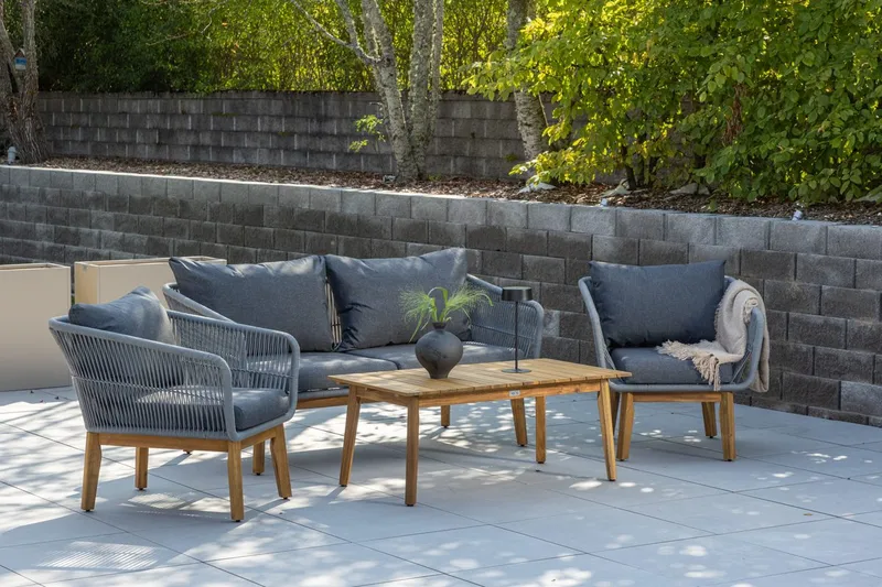 Chania sofagruppe 2-seters sofa + 2 lenestoler med bord utendørs, Grå