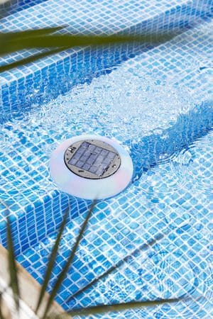 Pool light solcelledekorasjon 19 cm - hvit med flerfarget lys - Hage - Utemiljø - Veranda & terrasse - Verandabelysning