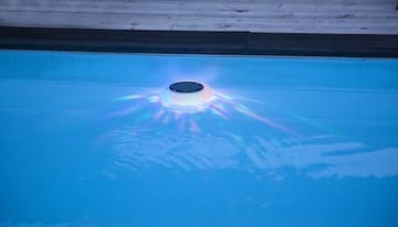 Pool light solcelledekorasjon 19 cm - hvit med flerfarget lys - Hage - Utemiljø - Veranda & terrasse - Verandabelysning