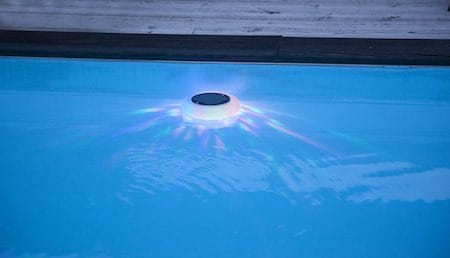 Pool light solcelledekorasjon 19 cm - hvit med flerfarget lys - Hage - Utemiljø - Veranda & terrasse - Verandabelysning