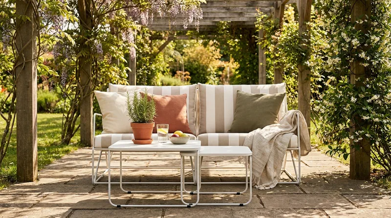 Usteryd 2-seters loungesofa med settbord - Beige/Stripet - Hagemøbler - Loungemøbler - Sofagruppe utendørs