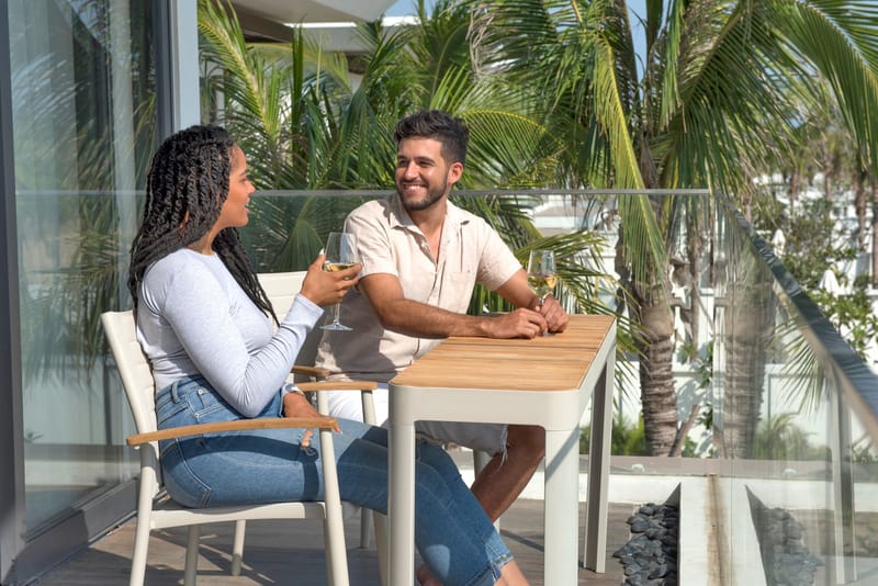 Portals Balkongsett bord + 2 carverstoler - Lys Ecru/Korallsand - Hagemøbler - Balkong - Balkongmøbler - Balkonggrupper