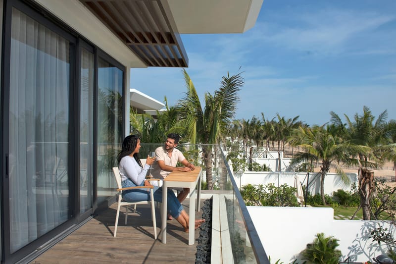 Portals Balkongsett bord + 2 carverstoler - Lys Ecru/Korallsand - Hagemøbler - Balkong - Balkongmøbler - Balkonggrupper