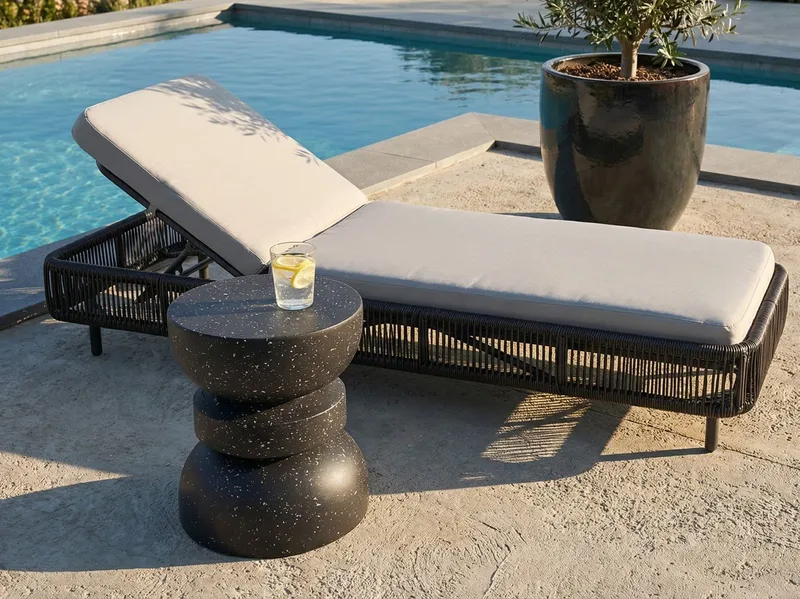 Sidebord utendørs Faliro 37 cm 37 cm terrazzoeffekt - Svart - Hagemøbler - Balkong - Balkongmøbler - Balkongbord