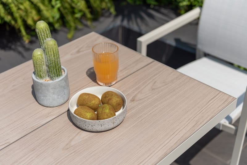 Urbanite Bistrosett bord + 2 carverstoler - Lys Grå - Hagemøbler - Balkong - Balkongmøbler - Balkonggrupper