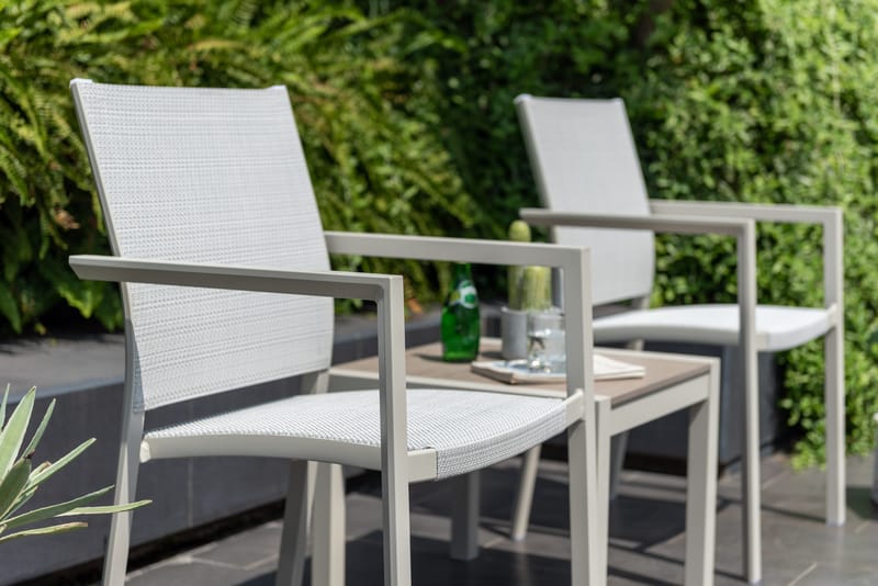 Urbanite Sett sidebord + 2 carverstoler - Lys Grå - Hagemøbler - Balkong - Balkongmøbler - Balkonggrupper
