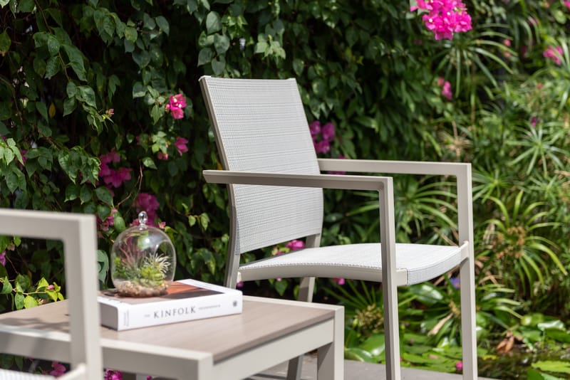 Urbanite Sett sidebord + 2 carverstoler - Lys Grå - Hagemøbler - Balkong - Balkongmøbler - Balkonggrupper