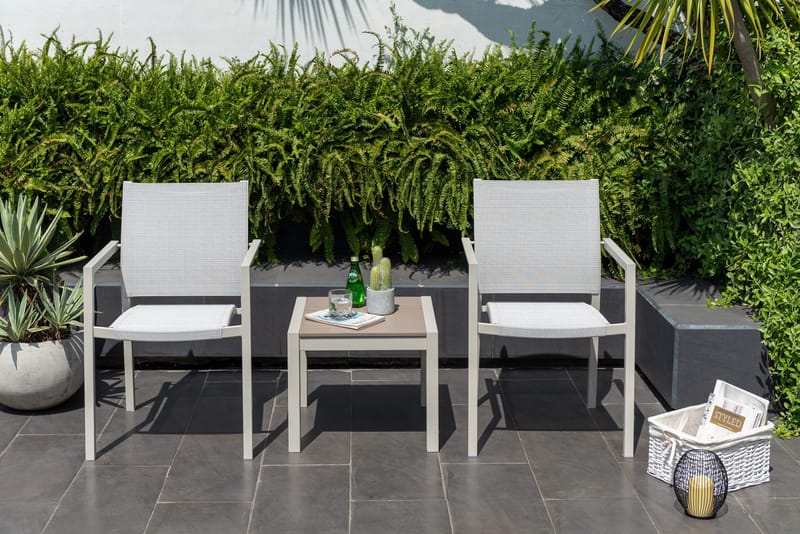 Urbanite Sett sidebord + 2 carverstoler - Lys Grå - Hagemøbler - Balkong - Balkongmøbler - Balkonggrupper