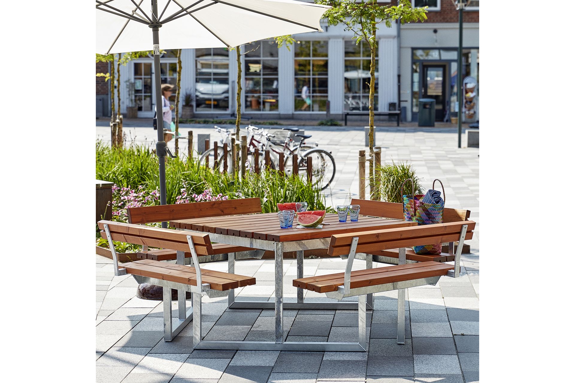 PLUS Twist Benkesett med 4 Ryggstøtter 227 cm Grunnmalt Teak - Hagemøbler - Hagebord - Piknikbord