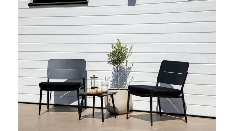Lina Cafésett + 2 Loungestoler med Puter Svart - Venture Home - Verandamøbler - Sofagruppe utendørs - Loungesett