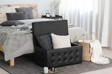 Michigan Dynbo | 42 | 72 | 40 cm - Svart - Møbler - Stoler & lenestoler - Krakk - Fotskammel - Chesterfield fotskammel