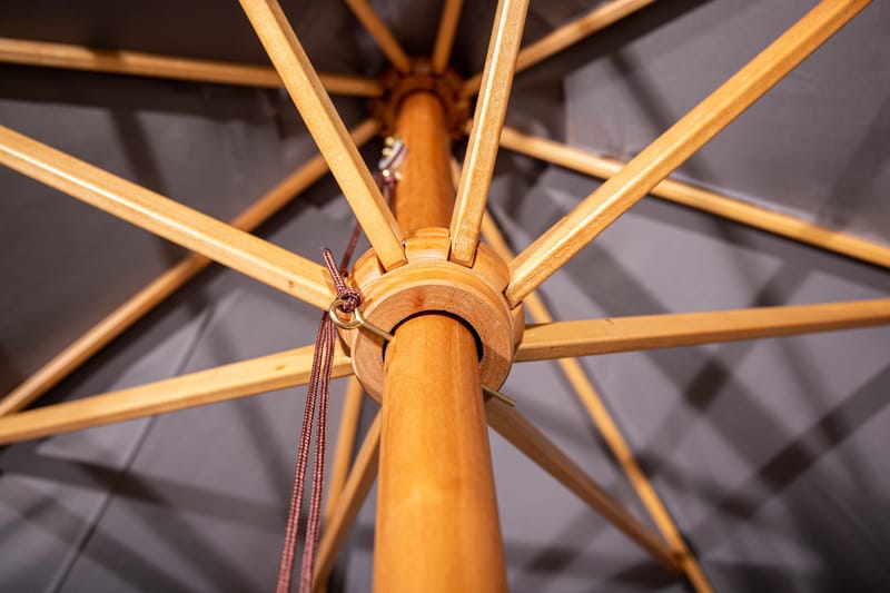 Naxos Parasoll Rund Ø300 cm Svart/Natur - Venture Home - Hagemøbler - Solbeskyttelse - Parasoller