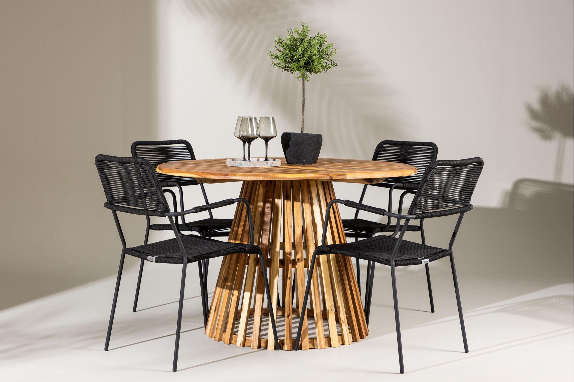 Lumpur Spisegruppe Rund 120 cm + 4 stk Hochanas Spisestoler Svart/Brun - Hagemøbler - Hagegruppe - Spisegrupper hage