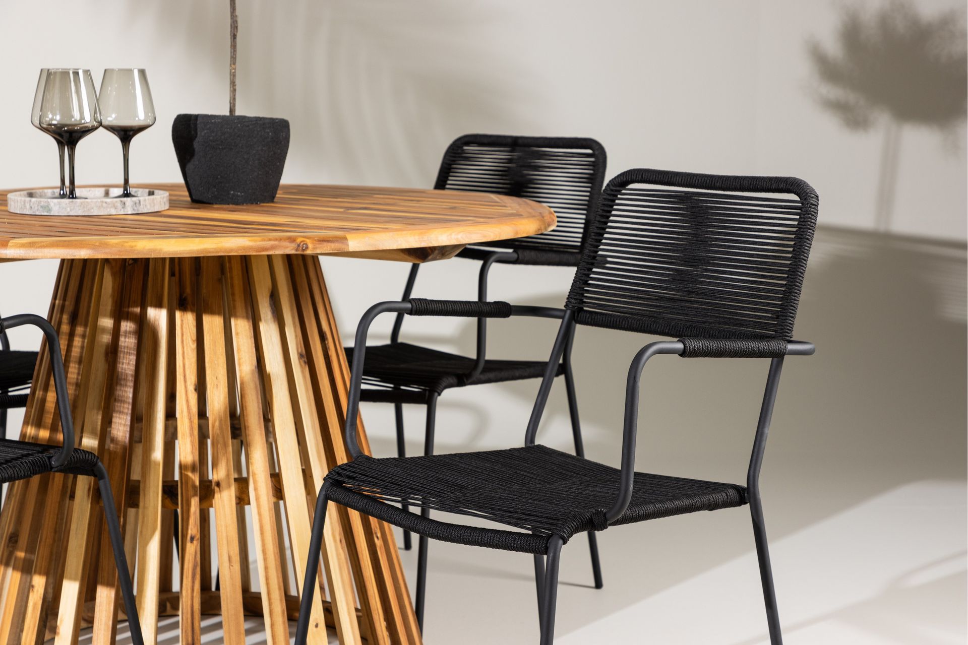 Lumpur Spisegruppe Rund 120 cm + 4 stk Hochanas Spisestoler Svart/Brun - Hagemøbler - Hagegruppe - Spisegrupper hage