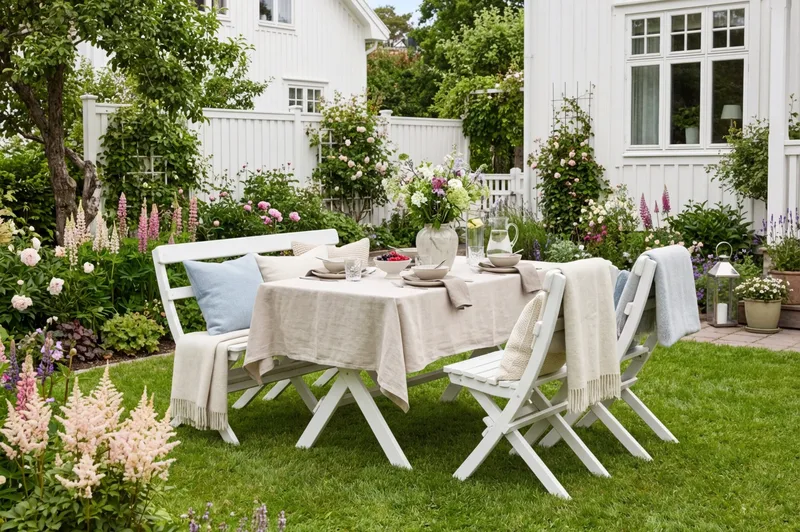 Landet utendørs spisegruppe 118x70x74 cm med sofa og 2 klappstoler - Hvit - Hagemøbler - Hagegruppe - Spisegrupper hage