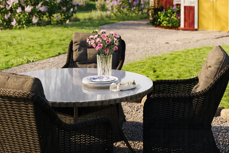 Marcus Spisegruppe 140 Rund + 4 Lenestoler m Pute - Svart - Hagemøbler - Hagegruppe - Spisegrupper hage