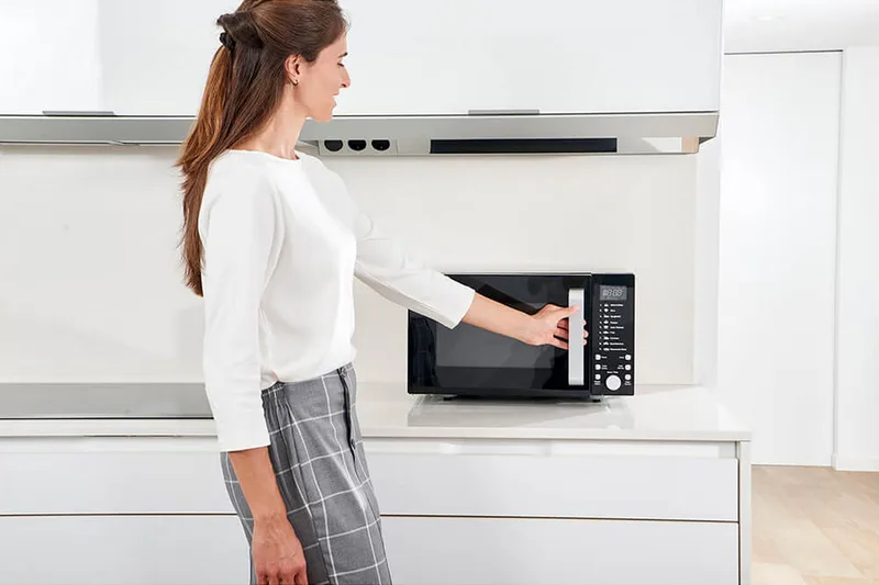 Mikrobølgeovn Black+Decker Digital 900W 23L Svart - Svart - Husholdning - Kjøkkenmaskiner - Varme & koke