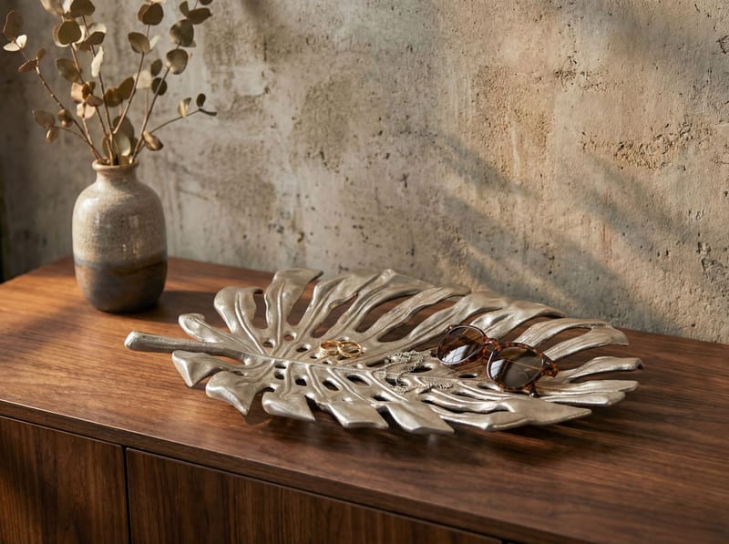 Ivora dekorasjonsskål Monstera i aluminium - sølv - Husholdning - Servering & borddekking - Brikker & tallerkener