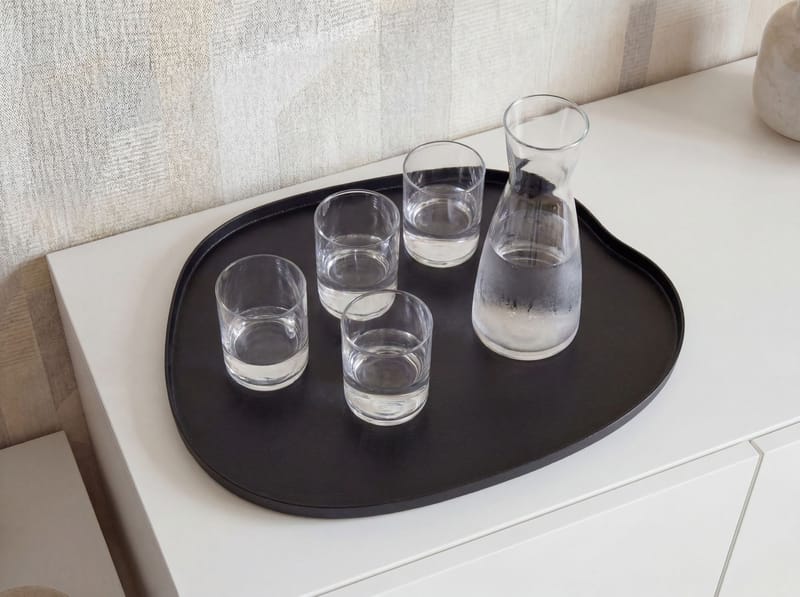 Ralven dekorasjonsfat 35 cm i metall med organisk design - matt svart - Husholdning - Servering & borddekking - Brikker & tallerkener