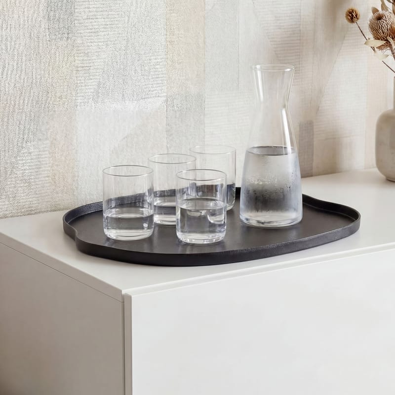 Ralven dekorasjonsfat 35 cm i metall med organisk design - matt svart - Husholdning - Servering & borddekking - Brikker & tallerkener