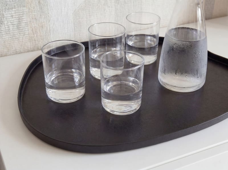 Ralven dekorasjonsfat 35 cm i metall med organisk design - matt svart - Husholdning - Servering & borddekking - Brikker & tallerkener