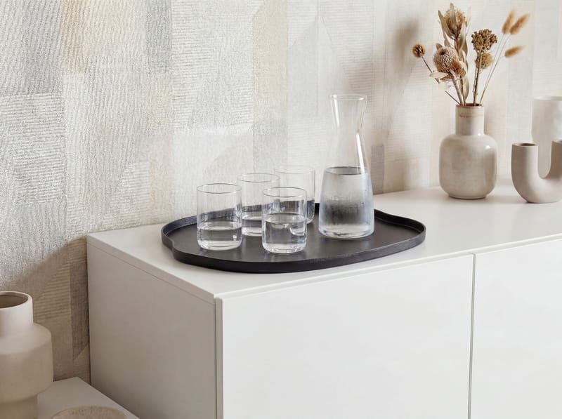 Ralven dekorasjonsfat 35 cm i metall med organisk design - matt svart - Husholdning - Servering & borddekking - Brikker & tallerkener