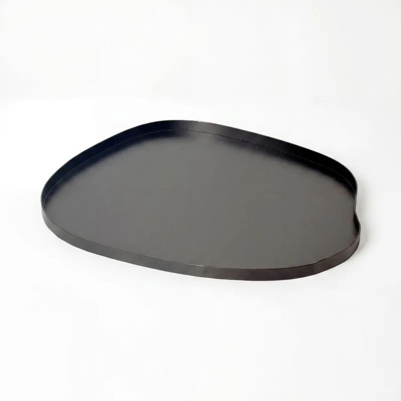 Ralven dekorasjonsfat 50 cm i metall med organisk design, matt svart