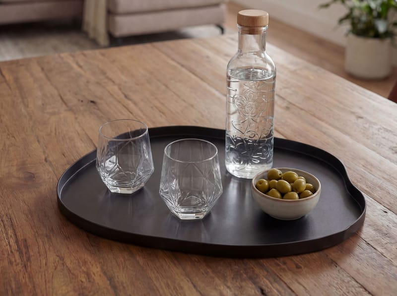 Ralven dekorasjonsfat 50 cm i metall med organisk design - matt svart - Husholdning - Servering & borddekking - Brikker & tallerkener