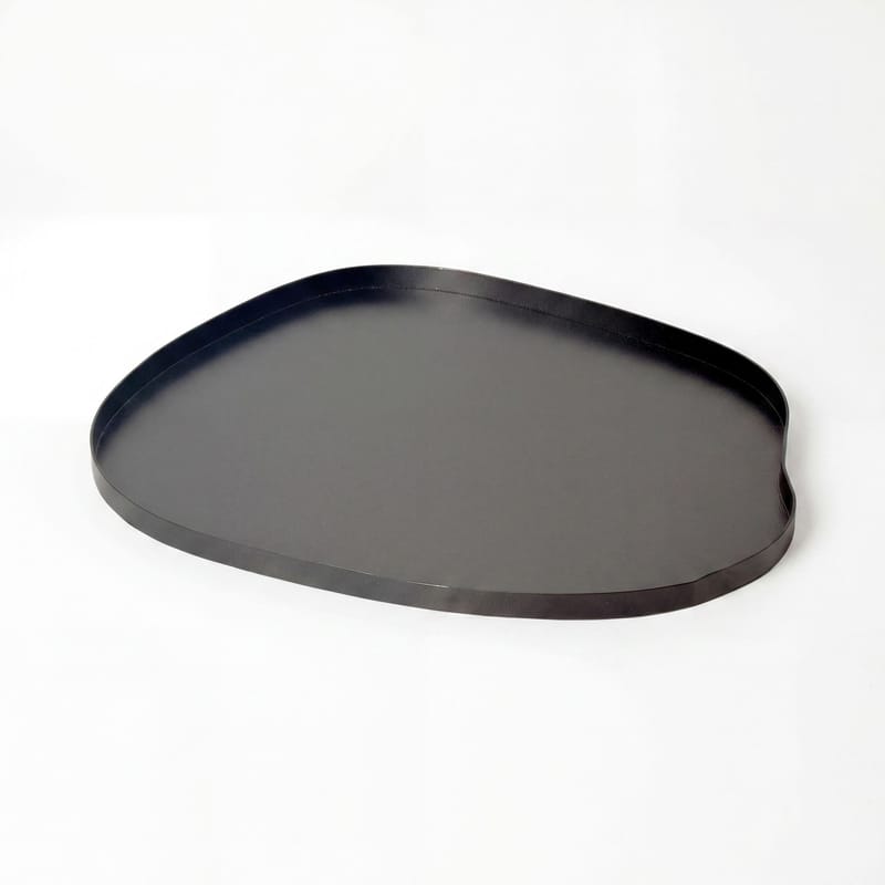 Ralven dekorasjonsfat 50 cm i metall med organisk design - matt svart - Husholdning - Servering & borddekking - Brikker & tallerkener