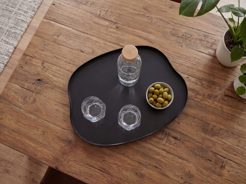 Ralven dekorasjonsfat 50 cm i metall med organisk design - matt svart - Husholdning - Servering & borddekking - Brikker & tallerkener