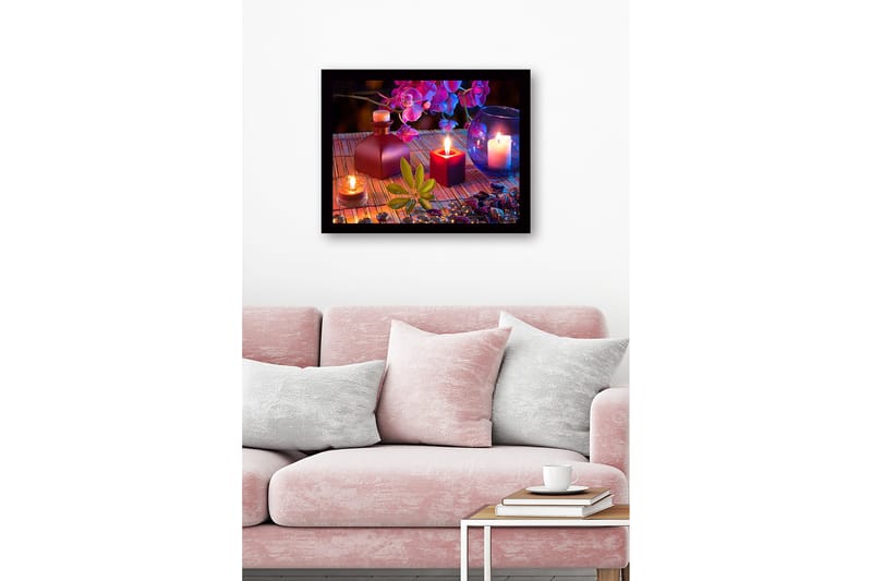 Innrammet lerret i tre - 41x56 cm - Atmosfærisk komposisjon med stearinlys og blomster - Lilla / Rød / Grønn - Innredning - Bilder & kunst