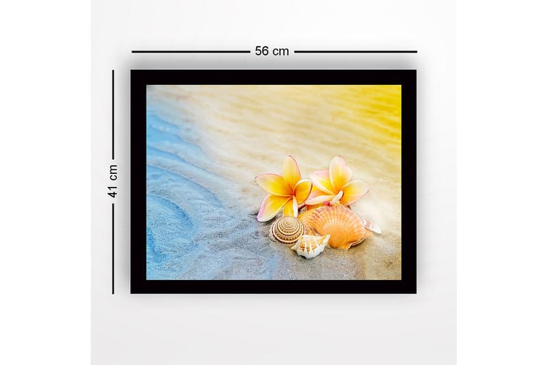 Innrammet lerret i tre - 41x56 cm - Blomster og skjell på sandstrand - Gul / Rosa / Beige - Innredning - Bilder & kunst