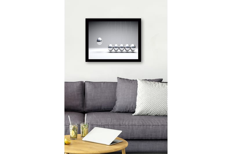 Innrammet lerret i tre - 41x56 cm - Dynamisk komposisjon med hengende metallkuler i bevegelse - Sølv / Grå - Innredning - Bilder & kunst