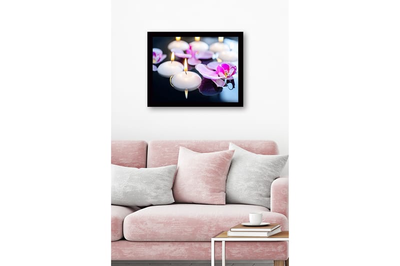 Innrammet lerret i tre - 41x56 cm - Flytende lys og orkideer i harmonisk samspill - Hvit / Lilla - Innredning - Bilder & kunst