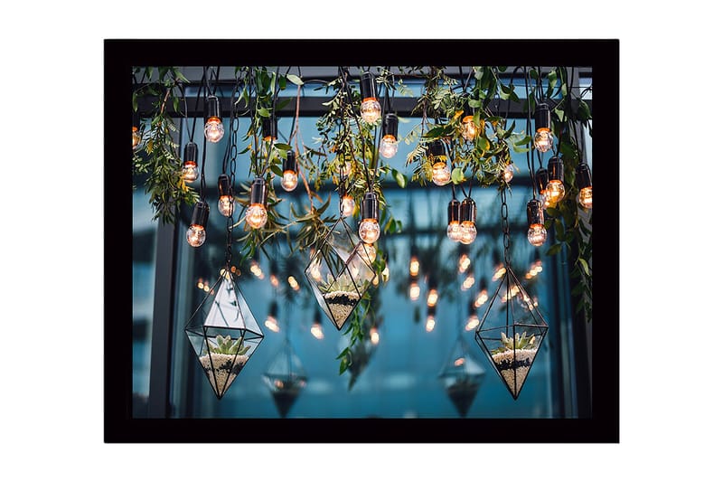 Innrammet lerret i tre - 41x56 cm - Hengende glassvase med planter og lyskilder, Grønn / Svart / Gull